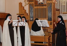  sestre pri igranju in prepevanju med sv. ma&scaron;o, karmel Sora 